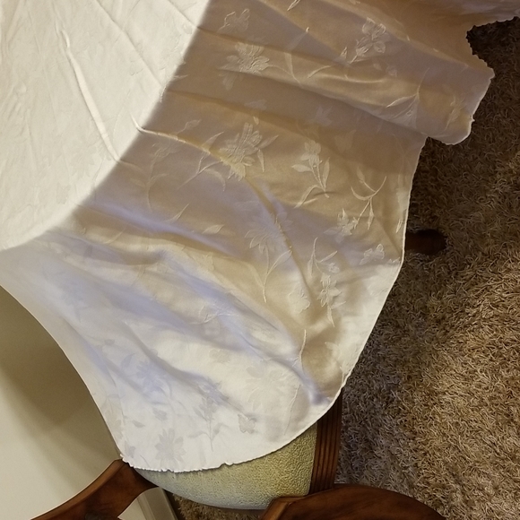 Satin Brocade Tablecloth - Picture 5 of 10